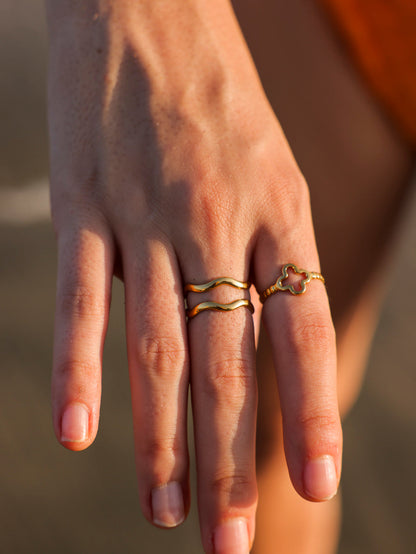 Graceful Clover Ring