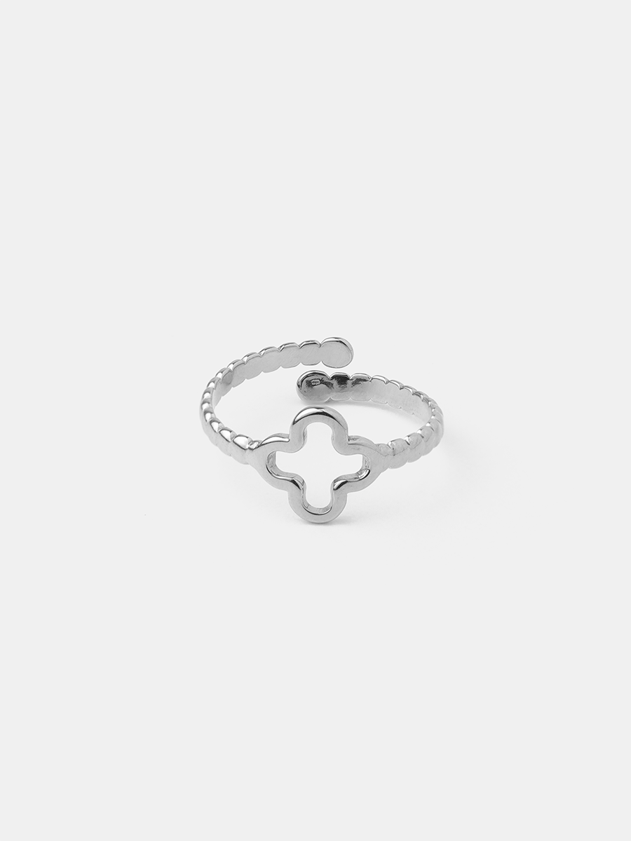 Graceful Clover Ring